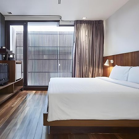 Wish Inn Silom - วิช อินน์ สีลม X Бангкок Экстерьер фото